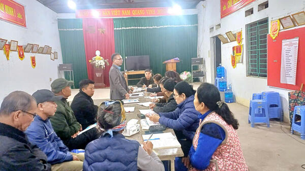 ĐỒNG CHÍ VI VĂN THỨC, PHÓ BÍ THƯ ĐẢNG ỦY, CHỦ TỊCH ỦY BAN NHÂN DÂN XÃ NA DƯƠNG DỰ SINH HOẠT CHI BỘ 14, KHU PHỐ 2