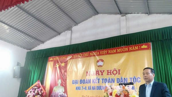 Đồng chí Hứa Văn Cường – Bí thư Đảng ủy, Chủ tịch HĐND xã dự Ngày hội Đại đoàn kết toàn dân tộc tại Khu 7+9, xã Na Dương