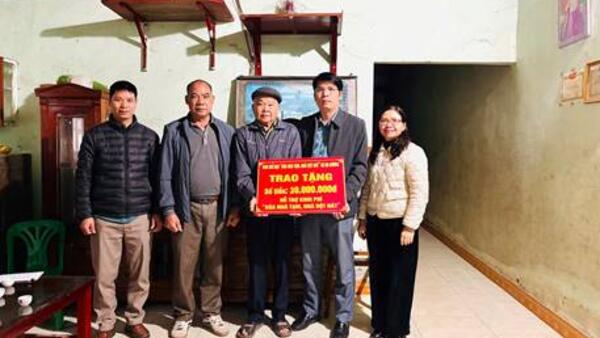 BAN CHỈ ĐẠO XÓA NHÀ TẠM, NHÀ DỘT NÁT XÃ NA DƯƠNG TRAO KINH PHÍ HỖ TRỢ SỬA CHỮA NHÀ Ở CHO 02 HỘ GIA ĐÌNH