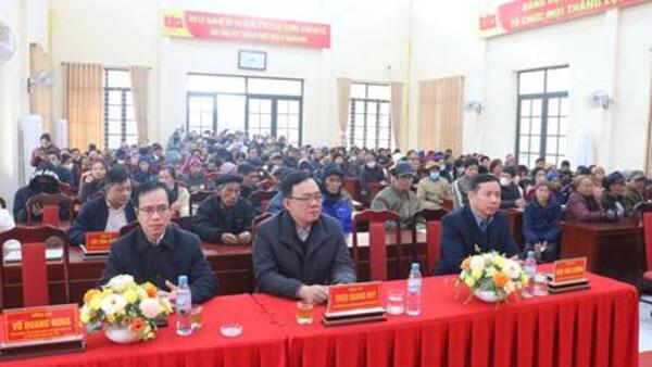 TRAO TẶNG 300 SUẤT QUÀ TẾT CHO HỘ CÓ HOÀN CẢNH KHÓ KHĂN TẠI XÃ NA DƯƠNG