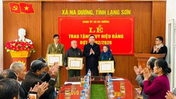 ĐẢNG ỦY XÃ NA DƯƠNG TỔ CHỨC LỄ TRAO TẶNG HUY HIỆU ĐẢNG ĐỢT 03/02/2026