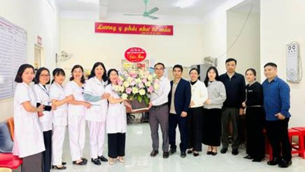 LÃNH ĐẠO XÃ TẶNG HOA CHÚC MỪNG KỶ NIỆM  NGÀY THẦY THUỐC VIỆT NAM