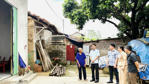 ỦY BAN MTTQ VIỆT NAM TỈNH KIỂM TRA CÔNG TÁC XOÁ NHÀ TẠM, NHÀ DỘT NÁT VÀ HỖ TRỢ NHÂN DÂN BỊ THIỆT HẠI DO BÃO