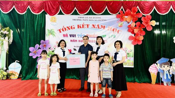 LÃNH ĐẠO XÃ THĂM, TẶNG QUÀ TRẺ EM DỊP TẾT THIẾU NHI  TẠI TRƯỜNG MẦM NON NA DƯƠNG