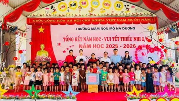 LÃNH ĐẠO XÃ THĂM, TẶNG QUÀ TRẺ EM DỊP TẾT THIẾU NHI  TẠI TRƯỜNG MẦM NON MỎ NA DƯƠNG