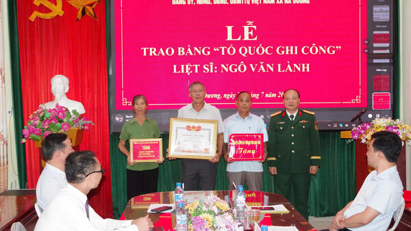 Đảng ủy, HĐND, UBND, Ủy ban MTTQ Việt Nam xã Na Dương phối hợp với Bộ Chỉ huy Quân sự tỉnh Lạng Sơn tổ chức Lễ công bố quyết định của Thủ tướng Chính phủ và trao bằng “Tổ quốc ghi công” cho thân nhân liệt sĩ Ngô Văn Lành.