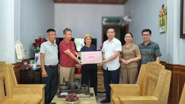Đồng chí Hứa Văn Cường, Bí thư Đảng ủy, Chủ tịch HĐND xã Na Dương thăm, tặng quà nhân dịp kỷ niệm 78 năm Ngày Thương binh, liệt sĩ