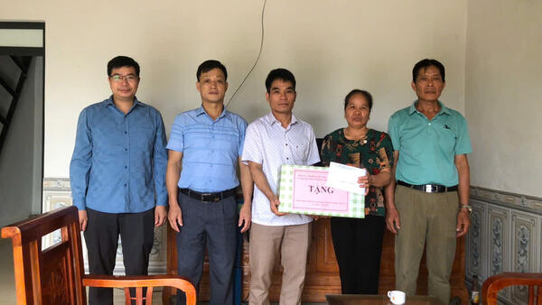 Thăm, tặng quà nhân dịp kỷ niệm 78 năm Ngày Thương binh, liệt sĩ