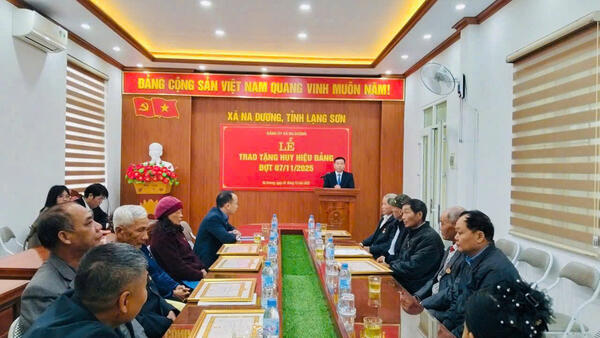 LỄ TRAO TẶNG HUY HIỆU TUỔI ĐẢNG CHO CÁC ĐẢNG VIÊN ĐỢT 07/11/2025