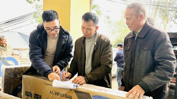 SỞ DÂN TỘC VÀ TÔN GIÁO  BÀN GIAO TIVI CHO NGƯỜI CÓ UY TÍN TẠI XÃ NA DƯƠNG