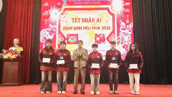 TẶNG QUÀ HỌC SINH VƯỢT KHÓ HỌC GIỎI DỊP TẾT NGUYÊN ĐÁN