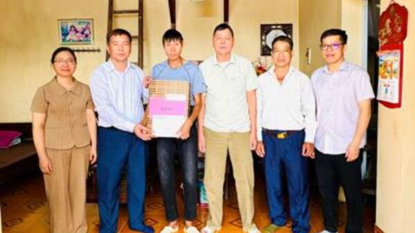 LÃNH ĐẠO XÃ THĂM, TẶNG QUÀ  NHÂN DỊP KỶ NIỆM 79 NĂM NGÀY THƯƠNG BINH, LIỆT SĨ