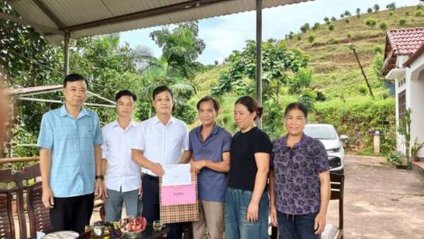 THĂM, TẶNG QUÀ GIA ĐÌNH CHÍNH SÁCH, NGƯỜI CÓ CÔNG TRÊN ĐỊA BÀN XÃ NA DƯƠNG