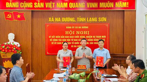 XÃ NA DƯƠNG KÝ KẾT BIÊN BẢN BÀN GIAO CHỨC NĂNG, NHIỆM VỤ THAM MƯU VỀ CÔNG TÁC DÂN VẬN