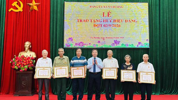 XÃ NA DƯƠNG 38 ĐẢNG VIÊN ĐƯỢC TRAO TẶNG HUY HIỆU ĐẢNG ĐỢT 2/9/2026
