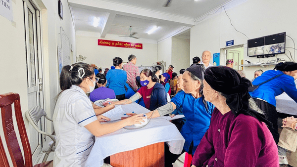 XÃ NA DƯƠNG TỔ CHỨC KHÁM SÀNG LỌC, TƯ VẤN SỨC KHỎE MIỄN PHÍ CHO NGƯỜI CAO TUỔI